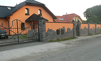 Výstavba plotu s bránami u RD Domaelice