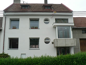 Zateplení fasády a stropů, výměna oken a dveří na RD v Běňově